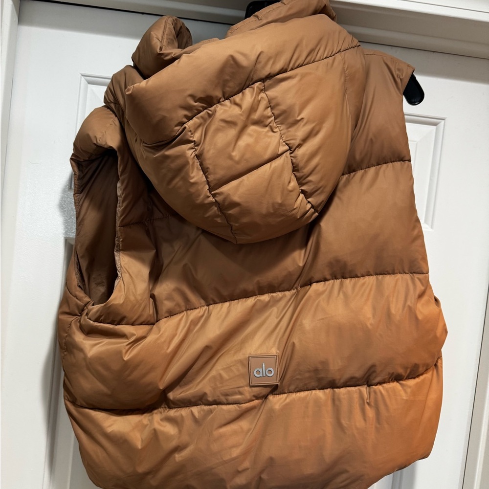 ALO Yoga Women's Brown Puffer Vest - Picture 2 of 3